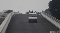 Hanya beberapa penerangan jalan umum (PJU) yang baru terpasang, belum ada rambu-rambu lalu lintas yang terpasang. Ada juga pembatas jalan, antara jalur kiri dan kanan juga belum seluruhnya terpasang. 