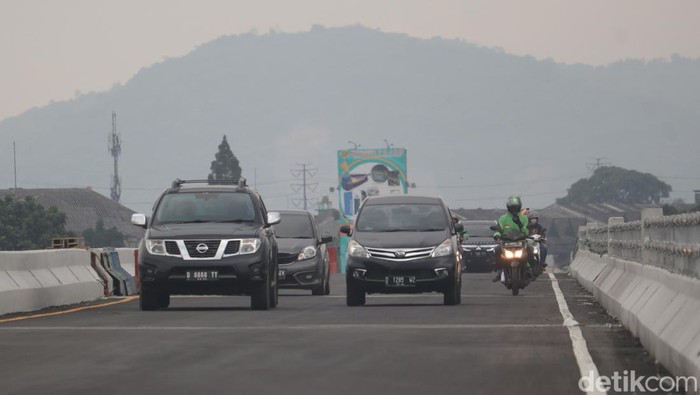 Kendaraan melintas di Flyover Kopo, Jalan Soekarno-Hatta, Kota Bandung, Minggu (22/5/2022).