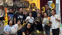 Punya tim yang kompak membuat Gofar Hilman begitu bahagia. Perayaan ulang tahunnya bahkan dilengkapi tumpeng nasi kuning yang dipesan secara khusus.Foto: Instagram/pergijauh