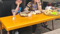 Melakukan kolaborasi bersama Luna Maya, Gofar Hilman ajak Luna Maya mencicipi makanan yang berbeda. Menikmati di sebuah warung nasi sederhana, keduanya terlihat begitu menikmati. Foto: Instagram/pergijauh