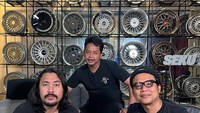 Mengundang Dustin Tiffany dan Marcello Tahitoe, Gofar Hilman tak lupa menyajikan minuman untuk sahabatnya. Segelas minuman yang menyegarkan terlihat disajikan oleh Gofar. Foto: Instagram/pergijauh