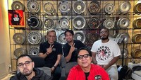 Saat berbincang dengan Kemal Pahlevi, Gofar Hilman tak lupa menyajikan camilan. Camilan ringan yang disajikan membuat suasan perbincangan semakin santai. Foto: Instagram/pergijauh