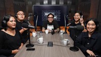 Mengundang beberapa teman penyiar, Gofar Hilman membuat sebuah konten podcast yang seru. Tidak lupa minuman yang menyegarkan disajikan untuk membasahi tenggorokan setelah banyak mengobrol. Foto: Instagram/pergijauh