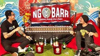 Menyajikan minuman dalam obrolan santai bersama sahabatnya seolah menjadi ciri khas Gofar Hilman. Bir buatan lokal jadi minumam favoritnya. Foto: Instagram/pergijauh