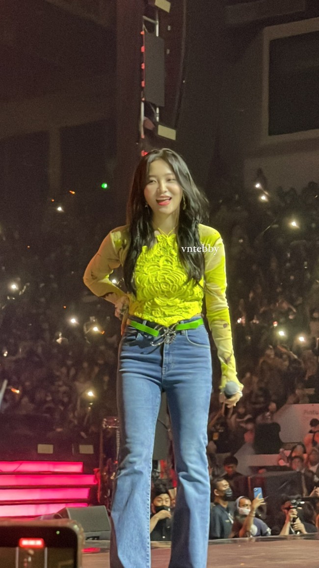 Yeri Red Velvet tak kalah manis kala menggerai rambutnya. Maknae grup Red Velvet itu memakai atasan bernuansa hijau dengan butterfly print dari Blumarine. Dia pun memakai koleksi Crochet Floral Halterneck berwarna senada seharga Rp 6 jutaan. Penampilan Yeri terlihat lebih kasual dengan denim jeans dan belt hijau dengan logo Rhinestone yang ditaksir Rp 7 jutaan. Foto: dok. Twitter @vntebby