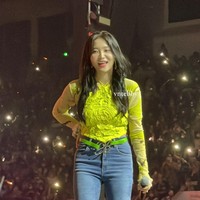 Yeri Red Velvet tak kalah manis kala menggerai rambutnya. Maknae grup Red Velvet itu memakai atasan bernuansa hijau dengan butterfly print dari Blumarine. Dia pun memakai koleksi Crochet Floral Halterneck berwarna senada seharga Rp 6 jutaan. Penampilan Yeri terlihat lebih kasual dengan denim jeans dan belt hijau dengan logo Rhinestone yang ditaksir Rp 7 jutaan. Foto: dok. Twitter @vntebby