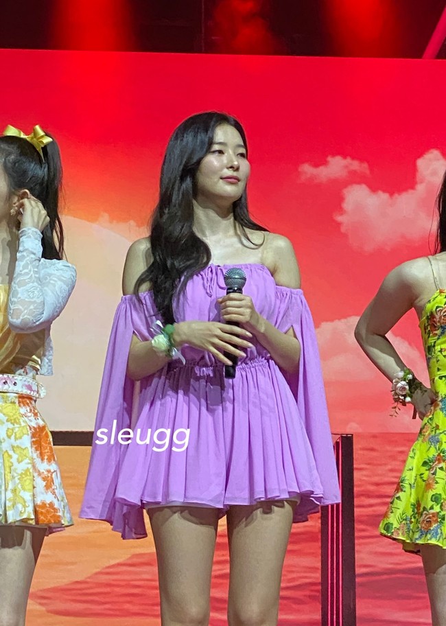 Aura Seulgi Red Velvet terpancar dalam balutan blouse berwarna pink dengan aksen rempel bergelombang pada bagian lengan. Main dancer grup Red Velvet itu memakai shorts berwarna putih dan heels kuning yang menjadi warna representasinya di grup. Foto: dok. Twitter @sleugg