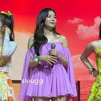 Aura Seulgi Red Velvet terpancar dalam balutan blouse berwarna pink dengan aksen rempel bergelombang pada bagian lengan. Main dancer grup Red Velvet itu memakai shorts berwarna putih dan heels kuning yang menjadi warna representasinya di grup. Foto: dok. Twitter @sleugg