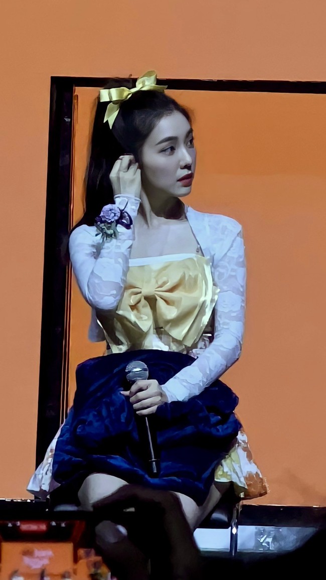 Reveluv pun histeris setelah melihat personel Red Velvet dari jarak dekat. Irene Red Velvet terlihat memakai bralette berbentuk pita dari koleksi Since Then. Dia pun memakai luaran berbahan lace yang dipadukan dengan Postcard Floral Skirt dari Zimmermann seharga Rp 8 jutaan. Meskipun telah menginjak kepala tiga, visual grup Red Velvet itu terlihat manis dan awet muda. Foto: dok. Twitter @picsofirene