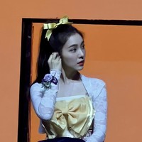 Reveluv pun histeris setelah melihat personel Red Velvet dari jarak dekat. Irene Red Velvet terlihat memakai bralette berbentuk pita dari koleksi Since Then. Dia pun memakai luaran berbahan lace yang dipadukan dengan Postcard Floral Skirt dari Zimmermann seharga Rp 8 jutaan. Meskipun telah menginjak kepala tiga, visual grup Red Velvet itu terlihat manis dan awet muda. Foto: dok. Twitter @picsofirene