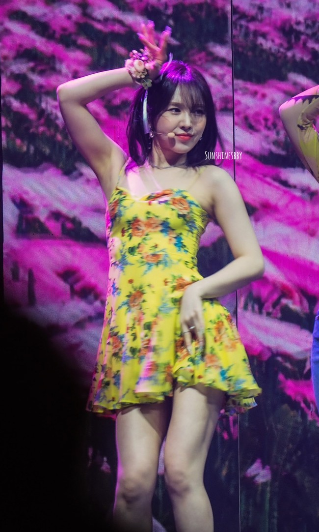 Sementara Wendy Red Velvet terlihat elegan dan seksi memakai Ginny Spaghetti Strap Dress dari koleksi Alice + Olivia. Gaun seharga Rp 5 jutaan itu memiliki motif bunga dan dipadukan dengan heels berwarna putih. Foto: dok. Twitter @sunshinesbby