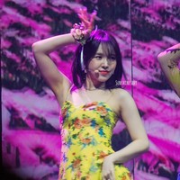 Sementara Wendy Red Velvet terlihat elegan dan seksi memakai Ginny Spaghetti Strap Dress dari koleksi Alice + Olivia. Gaun seharga Rp 5 jutaan itu memiliki motif bunga dan dipadukan dengan heels berwarna putih. Foto: dok. Twitter @sunshinesbby