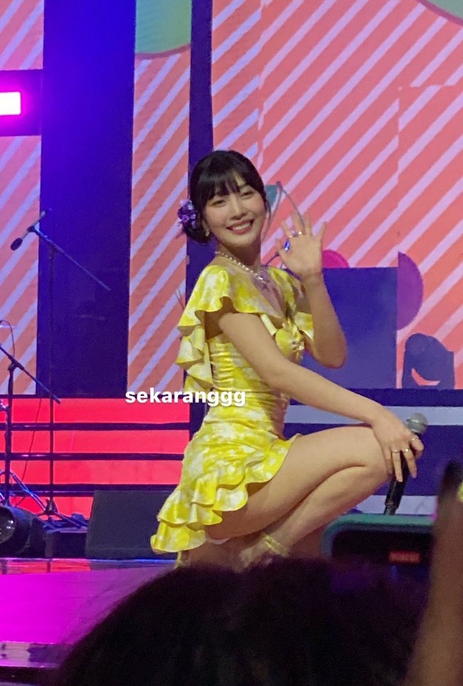 Penampilan Joy Red Velvet tak kalah anggun. Kekasih dari solois Crush itu memakai mini dress bernuansa kuning dengan corak putih. Untuk mempermanis penampilannya, Joy memakai kalung mutiara sederhana dengan mainan kupu-kupu. Foto: dok. Twitter @joypics