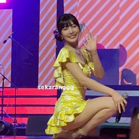 Penampilan Joy Red Velvet tak kalah anggun. Kekasih dari solois Crush itu memakai mini dress bernuansa kuning dengan corak putih. Untuk mempermanis penampilannya, Joy memakai kalung mutiara sederhana dengan mainan kupu-kupu. Foto: dok. Twitter @joypics