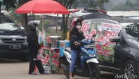 Hal ini disyukuri para pedagang di lokasi. Entin misalnya, penjual cilor (aci telor), senang karena pedagang bisa ramai pembeli lagi. Situasi ini berbeda dibanding situasi sebelumnya.  