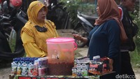 Pelonggaran aturan masker membuat aktivitas jual-beli di pasar tumpah sekitar Stadion Gelora Bandung Lautan Api (GBLA) kembali bergeliat.   