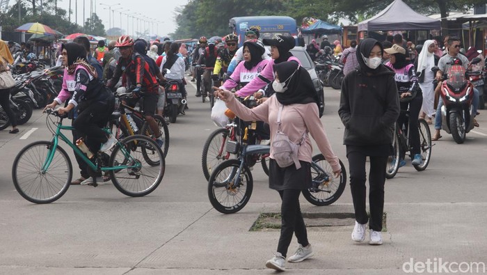 Pengunjung dan pedagang di Stadion Gelora Bandung Lautan Api (GBLA) terpantau ramai, Minggu (22/5/2022).