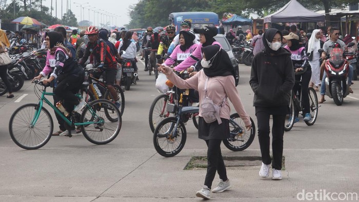 Geliat Pasar Tumpah Stadion GBLA Saat Aturan Masker Dilonggarkan Pengunjung dan pedagang di Stadion Gelora Bandung Lautan Api (GBLA) terpantau ramai, Minggu (22/5/2022).