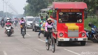 Sementara selain mereka yang datang ke lokasi untuk berdagang atau berbelanja, ada banyak warga berolahraga. Mulai dari bersepeda, main sepak bola, badminton, hingga loncat tali.  