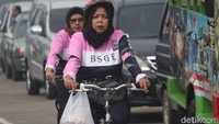 Meski aturan penggunaan masker sudah dilonggarkan, masih banyak warga yang memilih tetap menggunakan masker. Alasannya mereka takut terpapar COVID-19 hingga terbiasa memakai masker.  