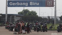 Selain takut terpapar virus, Dewi mengaku sudah terbiasa menggunakan masker. Sehingga, ia tak mau melepas maskernya meski boleh dilakukan di tempat terbuka.  