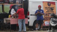Hal serupa diamini Tisna, penjual kue basah. Barang dagangannya laris manis meski baru buka di lokasi beberapa jam. Kondisi ini berbanding terbalik dengan situasi saat aturan penggunaan masker ketat.  