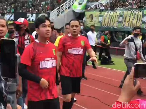 Gibran dan Eri menyapa suporter