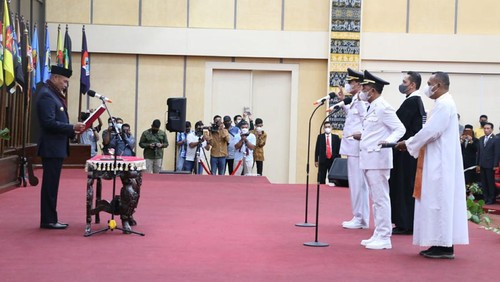 Gubernur NTT, Viktor Bungtilu Laiskodat saat mengambil sumpah dan melantik Doris Rihi sebagai Penjabat Bupati Flotim dan Marsianus Djawa sebagai Penjabat Bupati Lembata di aula El tari, Minggu (22/5).