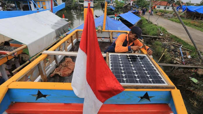 Hemat BBM, Nelayan di Indramayu Pakai Panel Surya Nelayan memasang panel surya di atas perahunya di Dermaga Karangsong, Indramayu, Jawa Barat, Sabtu (21/5/2022). Sebagian nelayan di daerah itu menggunakan panel surya sebagai sumber energi listrik saat mereka melaut agar lebih hemat bahan bakar minyak. ANTARA FOTO/Dedhez Anggara/rwa.
