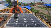 Diketahui solar saat ini tengah langka. Banyak nelayan yang rela antre panjang di spbu untuk mendapatkan solar. Keberadaan panel surya pun bisa membantu mereka.  