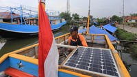 Sebagian nelayan di daerah itu menggunakan panel surya sebagai sumber energi listrik saat mereka melaut agar lebih hemat bahan bakar minyak.  