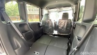 Menariknya, meskipun kompak secara dimensi, nyatanya kabin dari Honda N-Box ini sangat lega dan akomodatif. Jok nya bisa dilipat, untuk memudahkan ketika membawa barang berukuran besar. Foto: Muhammad Hafizh Gemilang/detikOto