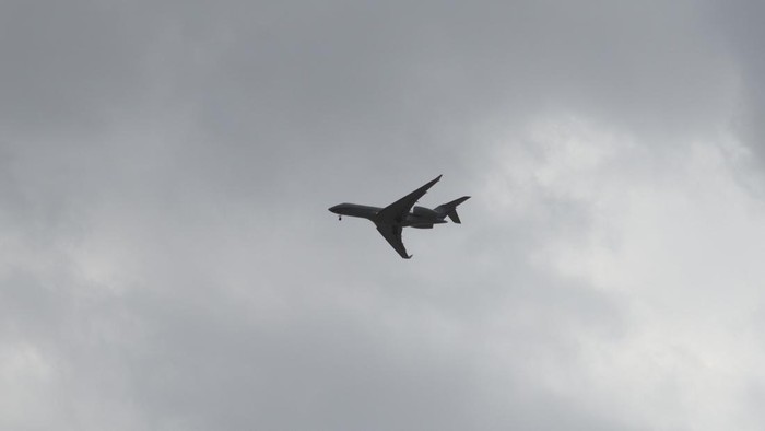 Terekam Kamera, Roda Pesawat Boeing 747 Copot Saat Lepas Landas!