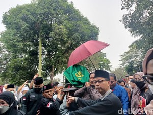 Isak Tangis Keluarga Iringi Pemakaman Fahmi Idris