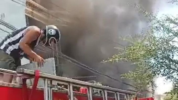 Kebakaran dealer kendaraan bekas di Makassar. (dok. Istimewa)