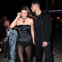 Menghadiri rangkaian acara pernikahan kakak sambungnya di Portofino, Italia, Kendall Jenner juga memboyong sang kekasih. Mereka kedapatan berduaan saat keluar dari Ristorante Puny, Jumat (20/5/2022). (Foto: GC Images/NINO)