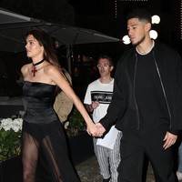 Sejoli ini berjalan sambil bergandengan tangan. Kemesraan juga mereka pamerkan dengan bergaya kompak dalam balutan busana serba hitam. (Foto: GC Images/NINO)