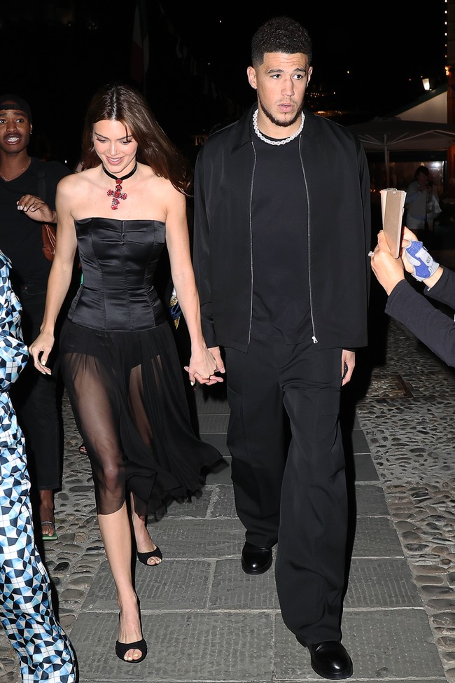 Di tengah euforia pernikahan Kourtney Kardashian dan Travis Barker, pasangan lain mencuri perhatian. Mereka adalah Kendall Jenner dan Devin Booker. (Foto: GC Images/NINO)