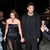 Di tengah euforia pernikahan Kourtney Kardashian dan Travis Barker, pasangan lain mencuri perhatian. Mereka adalah Kendall Jenner dan Devin Booker. (Foto: GC Images/NINO)