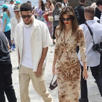 Keesokan harinya, mereka bergaya serasi lagi. Kali ini dengan pakaian bernuansa coklat dan putih. (Foto: GC Images/NINO)