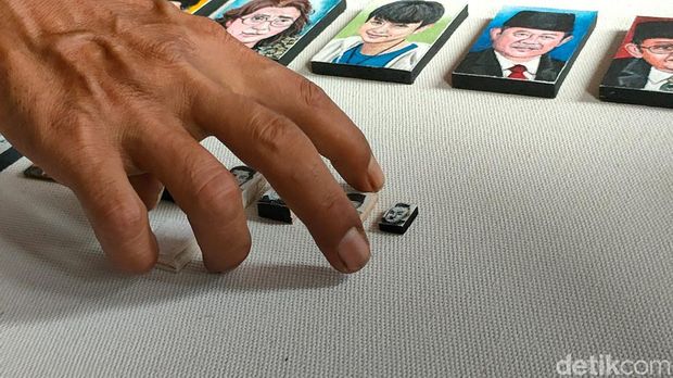 Iwan Muri, seorang pelukis terkenal asal Garut membuat karya tak lazim lagi. Dia membuat puluhan lukisan mini dengan menggunakan pisau cutter.