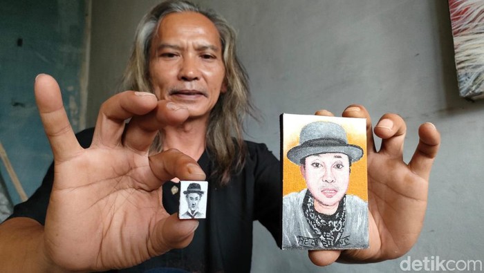 Iwan Muri, seorang pelukis terkenal asal Garut membuat karya tak lazim lagi. Dia membuat puluhan lukisan mini dengan menggunakan pisau cutter.