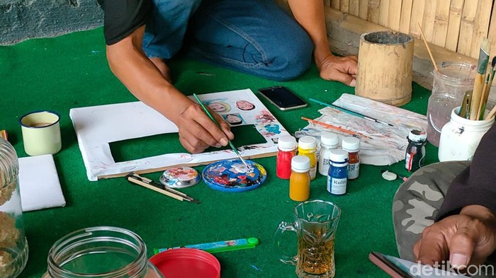 Keren! Pelukis Asal Garut Ini Bikin Karya Mini Pakai Pisau Iwan Muri, seorang pelukis terkenal asal Garut membuat karya tak lazim lagi. Dia membuat puluhan lukisan mini dengan menggunakan pisau cutter.