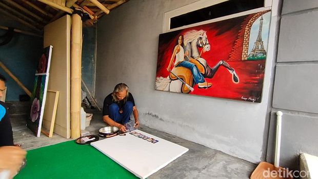 Iwan Muri, seorang pelukis terkenal asal Garut membuat karya tak lazim lagi. Dia membuat puluhan lukisan mini dengan menggunakan pisau cutter.