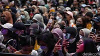 Sementara Outdoor Stage Allo Bank Festival pada Minggu (22/5/2022) hari ini bakal dimeriahkan penampilan seru dari Juicy Luicy, Sal Priadi, HIVI!, hingga Diskoria.
