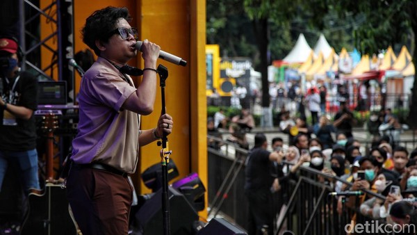 Keseruan Nyanyi Bareng Juicy Luicy di Allo Bank Festival