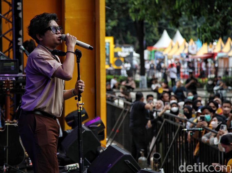 Keseruan Nyanyi Bareng Juicy Luicy di Allo Bank Festival