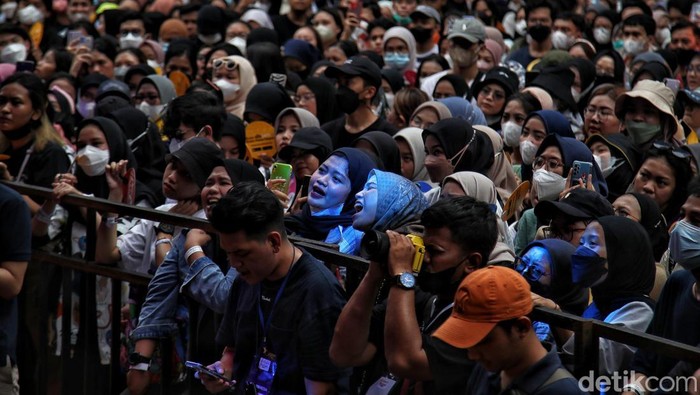Band Juicy Luicy tampil di Allo Bank Festival Istora Senayan, Minggu (22/5/2022).