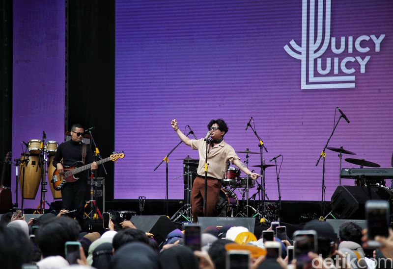 Band Juicy Luicy tampil di Allo Bank Festival Istora Senayan, Minggu (22/5/2022).