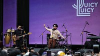 Band Juicy Luicy tampil di panggung outdoor Allo Bank Festival di Istora Senayan, Jakarta, Minggu (22/5/2022). 
